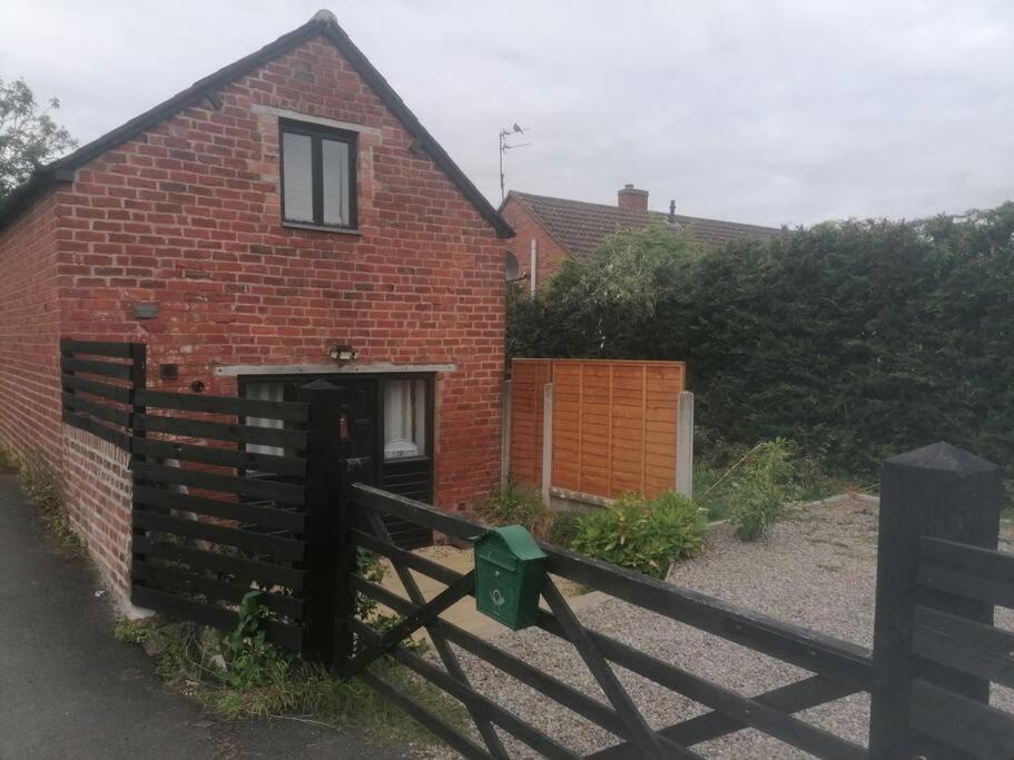 The Old Barn, Cosy Townhouse In Leominster Villa Buitenkant foto